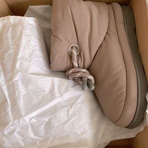 Uggs brand new size 5